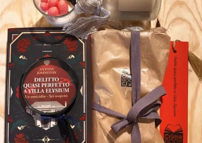 Box letteraria con il libro delitto quasi perfetto a Villa Elysium di Antony Johnston