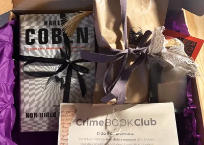 box letteraria con libro, segnalibro, tè, reperto dei sospetti, un dolce regalo