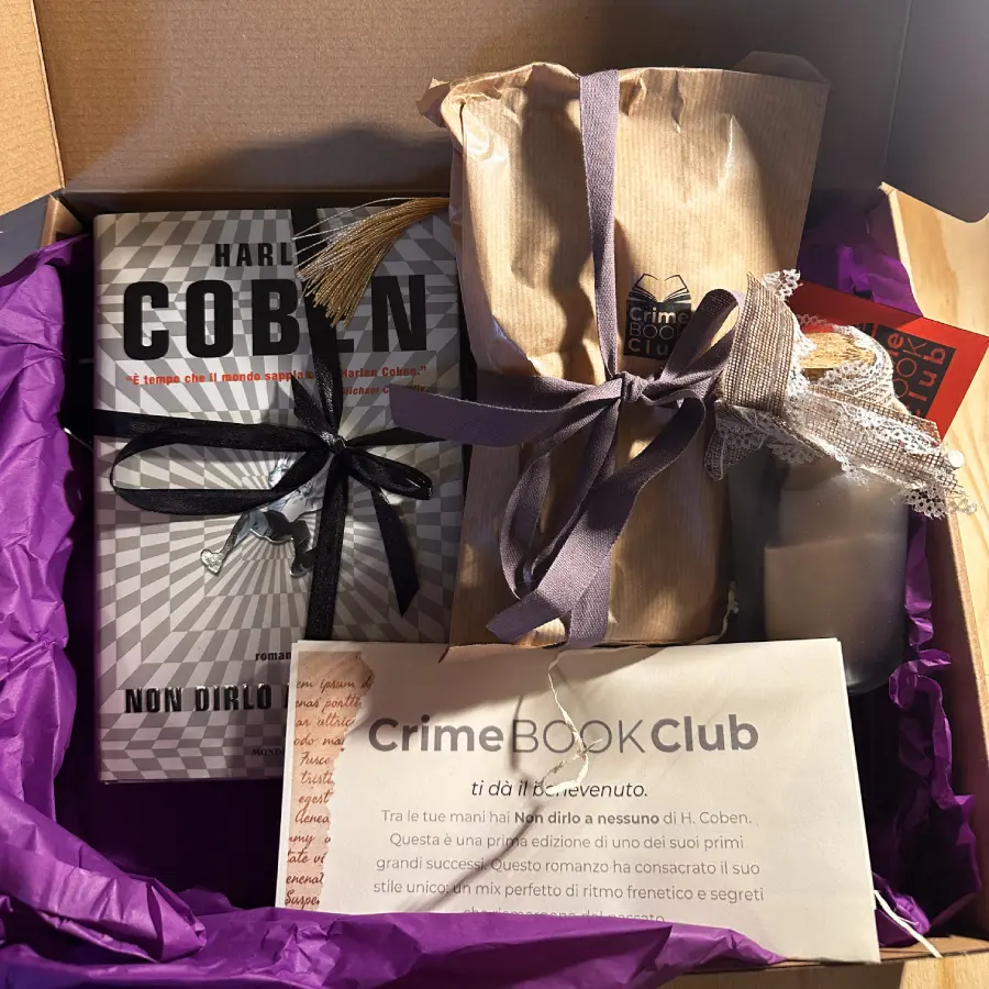 box letteraria con libro, segnalibro, tè, reperto dei sospetti, un dolce regalo
