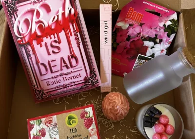 box letteraria beth is dead di Katie Bernet con candela, tisana, reperto sospetti
