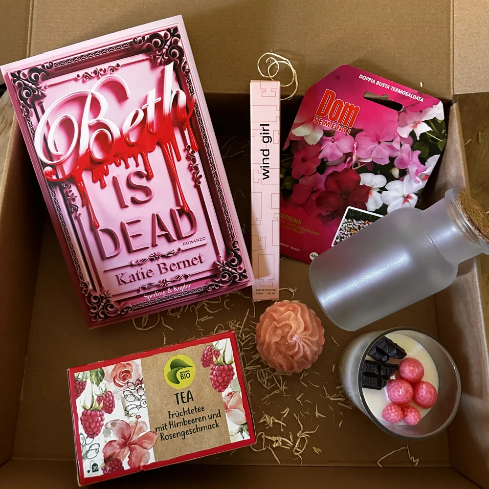 box letteraria beth is dead di Katie Bernet con candela, tisana, reperto sospetti